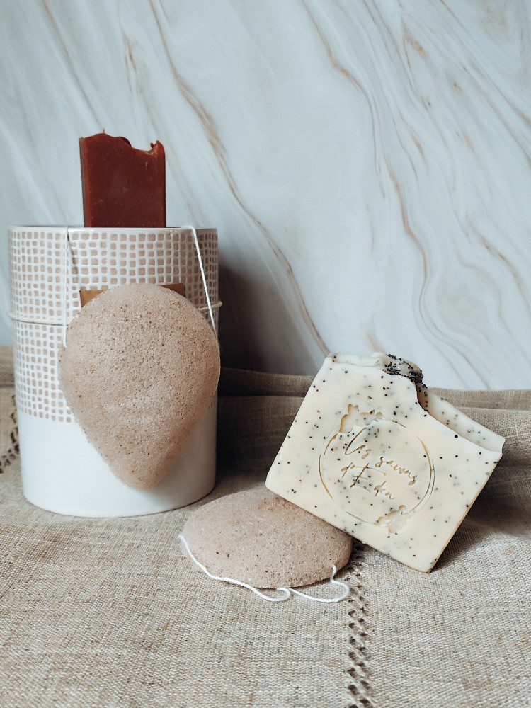 Éponge konjac naturelle aux morceaux de noix broyées avec cordelette