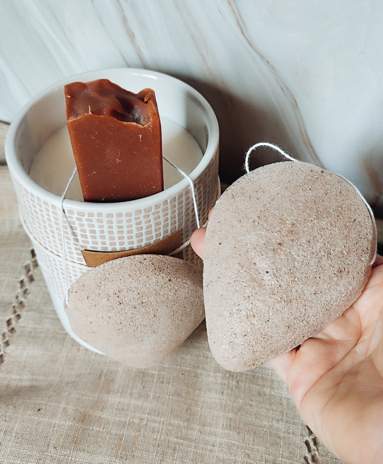 Éponge konjac naturelle aux éclats de noix avec cordelette